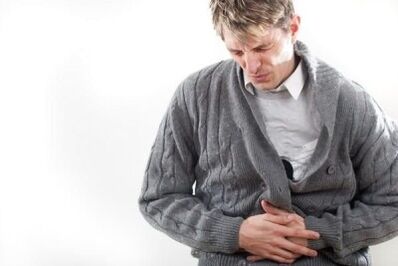 Die Schmerzen im Unterbauch eines Mannes mit Prostatitis